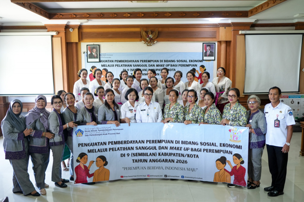 Ibu-Ibu PKK Sempidi Lagi Upgrade Skill Lewat Pelatihan Sanggul dan Make Up